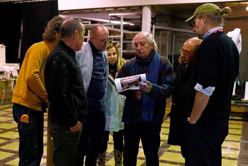 Vittorio Storaro, a self-avowed perfectionist in his work, reviews some lighting details for the scene with Francesca Lo Schiavo, Dante Ferretti and a few members of "The Living Tableau" crew at the Academy One Studios. <span style=""font-size: 9px;"">© AFA vzw</span>