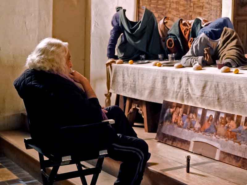 To create the set for “"The Living Tableau"”, Acosta designed plaster casts for the actors so they could maintain their positions over several days of shooting. <br />The folds of the Apostles’ garments were meticulously replicated so that they would match the original painting exactly. <span style=""font-size: 9px;"">© AFA vzw</span>